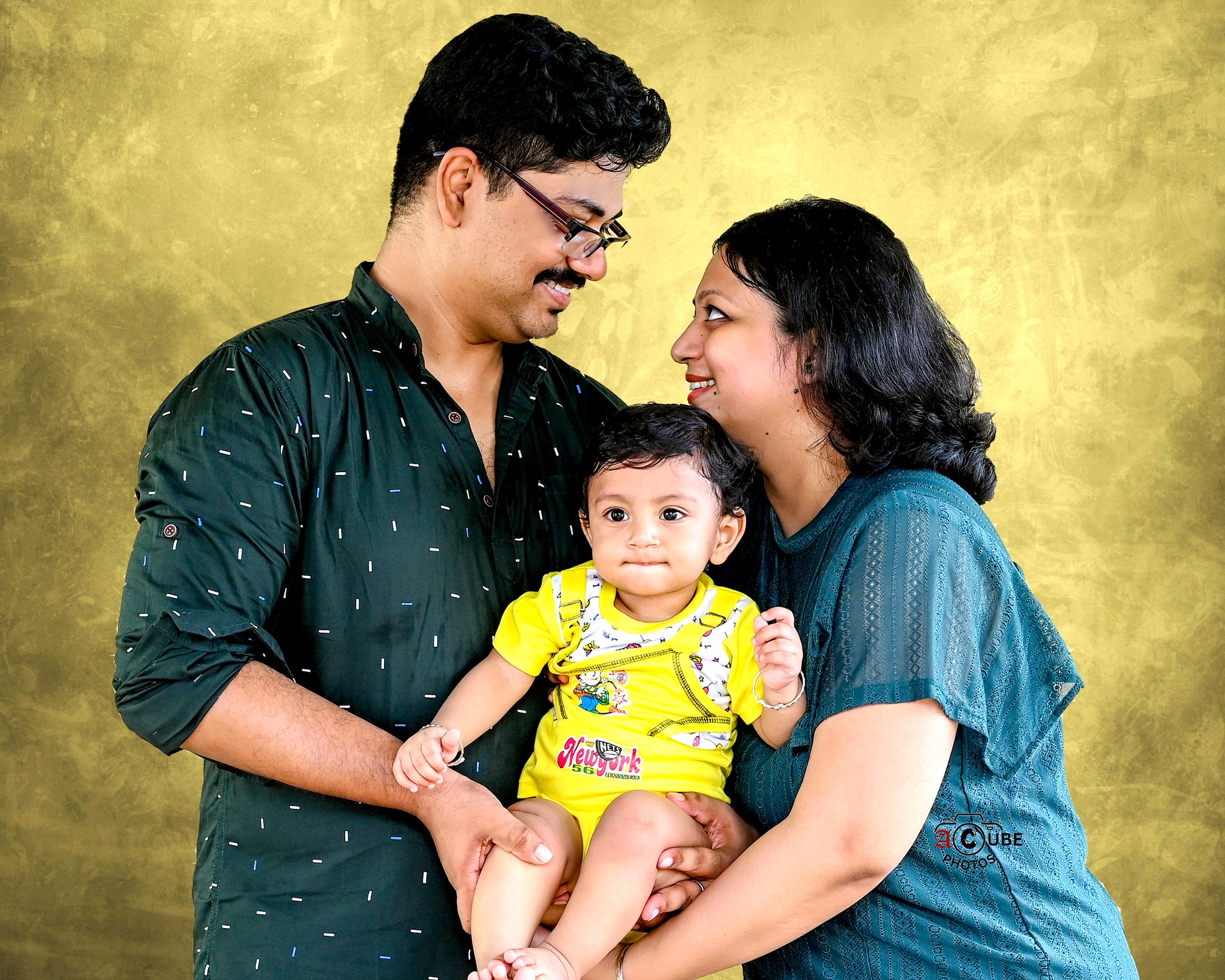family photoshoot sitter baby