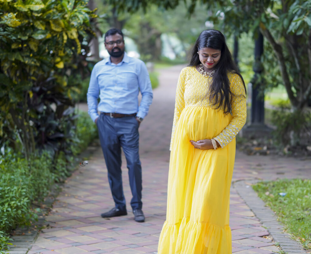 Outdoor maternity pose idea