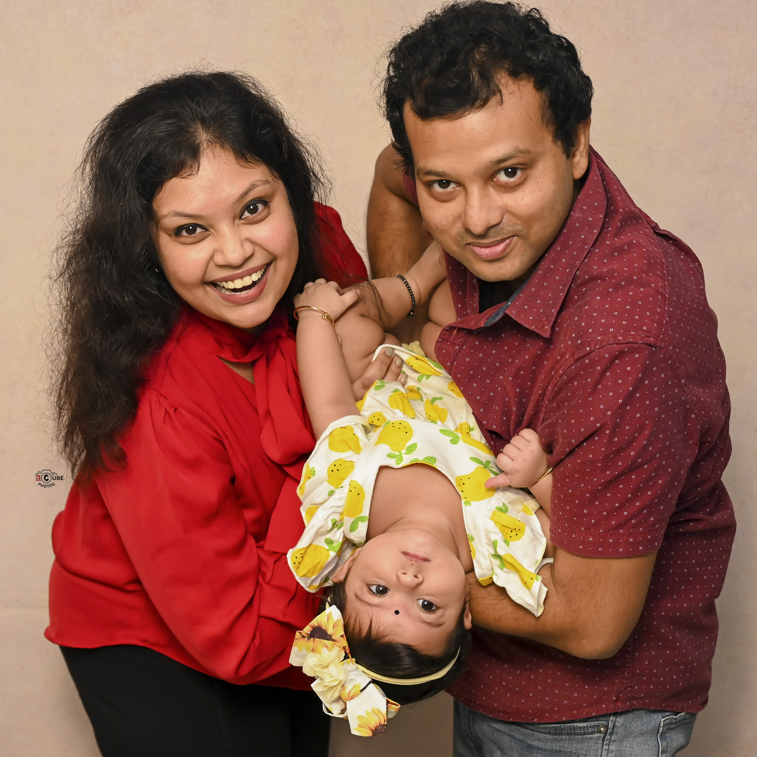 family photoshoot unique pose idea