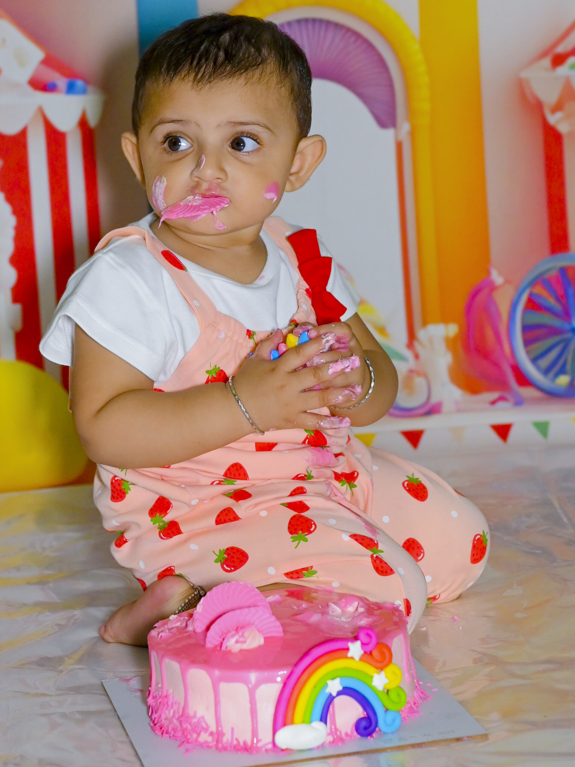 cake smash cute pose